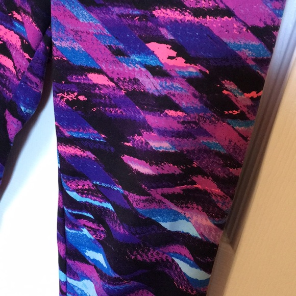 🌈City Streets Cropped Multicolor Leggings🌈 - Picture 4 of 4